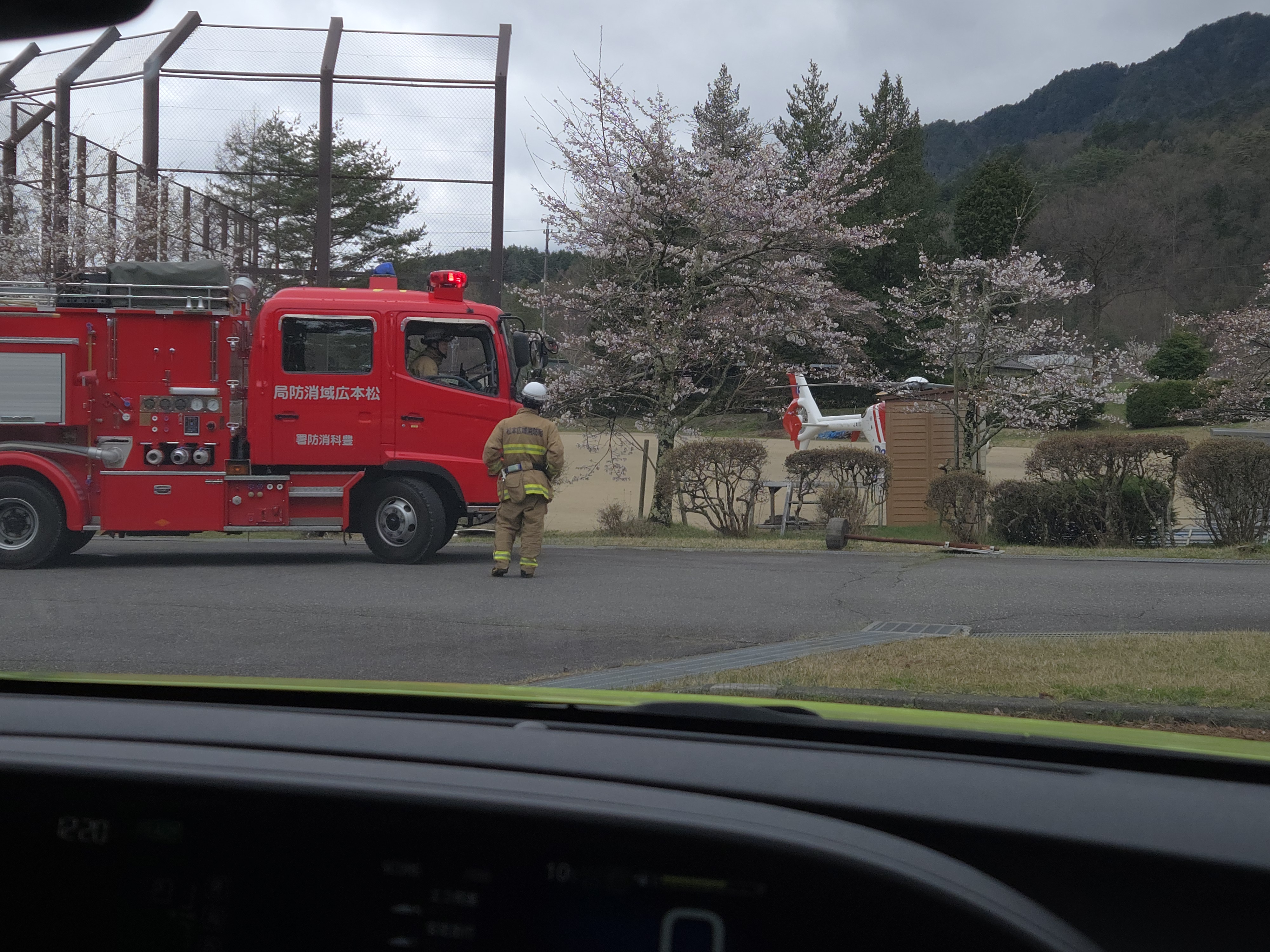 【長野】バックホーが崖下100メートルから200メートル転落　50代の男性作業員が死亡